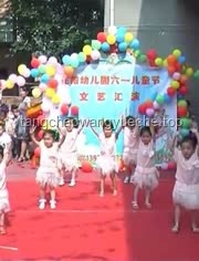 “六一演出观众席C位老师独自打伞”现象多维度对比分析